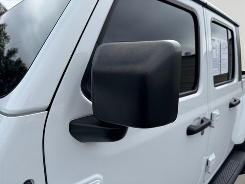 Used 2023 Jeep Gladiator Sport image 11