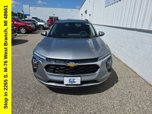 Used 2025 Chevrolet Trax LT FWD image 4
