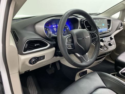 Used 2024 Chrysler Pacifica Touring-L image 2