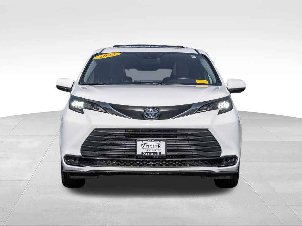 Used 2025 Toyota Sienna LE AWD/4WD image 2
