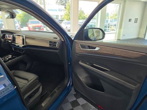 Used 2025 Volkswagen Atlas SEL AWD/4WD image 40