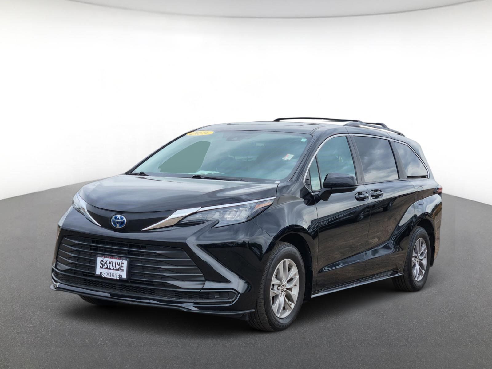 Used 2025 Toyota Sienna LE w/ LE Plus Package AWD/4WD image 2