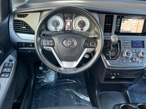 Used 2015 Toyota Sienna SE w/ SE Preferred Package FWD image 15