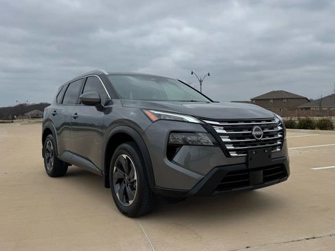 Used 2025 Nissan Rogue SV w/ SV Premium Package image 3