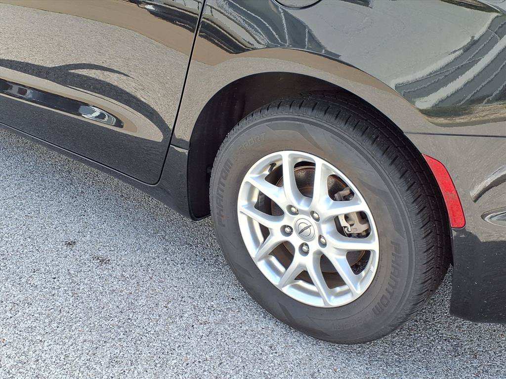 Used 2023 Chrysler Pacifica Touring-L FWD image 25