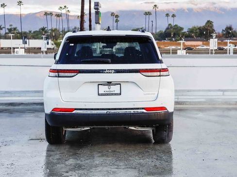 New 2025 Jeep Grand Cherokee Laredo image 8