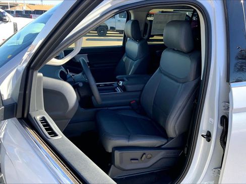 New 2025 Ford Expedition Active image 9