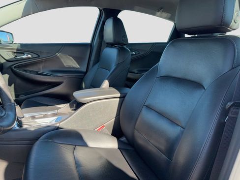 Used 2017 Chevrolet Malibu LT w/ Leather Package FWD image 9