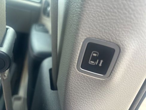 Used 2018 Chrysler Pacifica Touring-L image 9