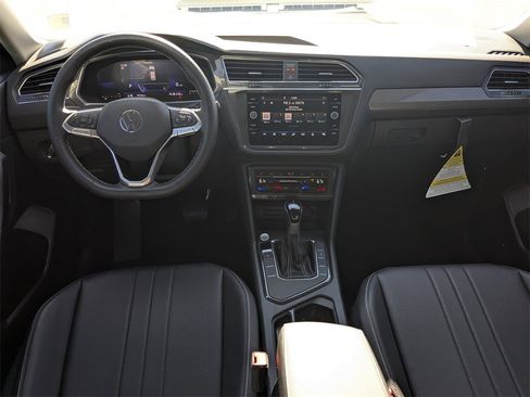 Used 2023 Volkswagen Tiguan SE image 12