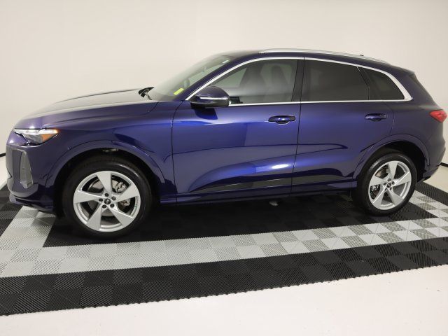 Certified 2025 Audi Q5 Premium Plus w/ Premium Plus AWD/4WD image 2