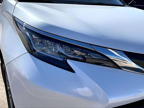 Used 2022 Toyota Sienna XLE image 27