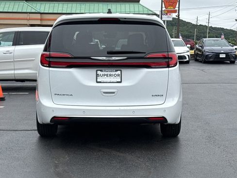 Used 2025 Chrysler Pacifica Select FWD image 4