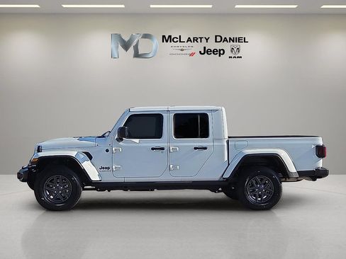 Used 2025 Jeep Gladiator Sport AWD/4WD image 3