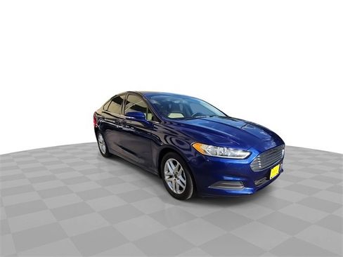 Used 2016 Ford Fusion SE image 2