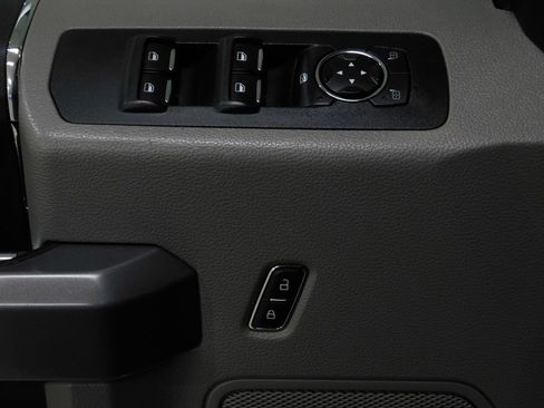 Used 2015 Ford F150 XLT image 33