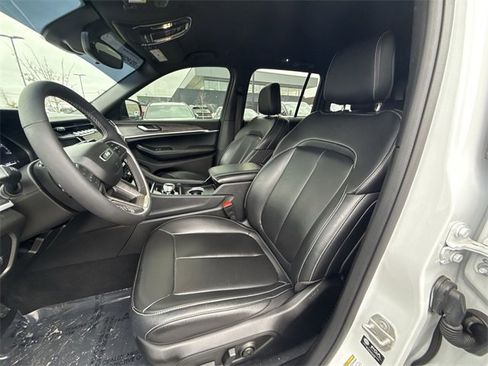 Used 2024 Jeep Grand Cherokee Limited w/ Black Appearance Package image 11