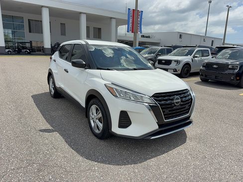 Used 2022 Nissan Kicks S FWD image 4