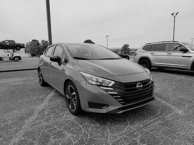 Used 2025 Nissan Versa SR FWD image 1