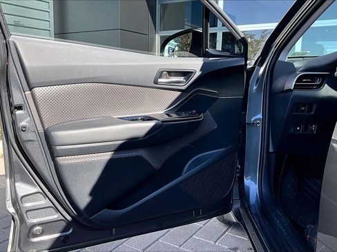 Used 2022 Toyota C-HR XLE image 23