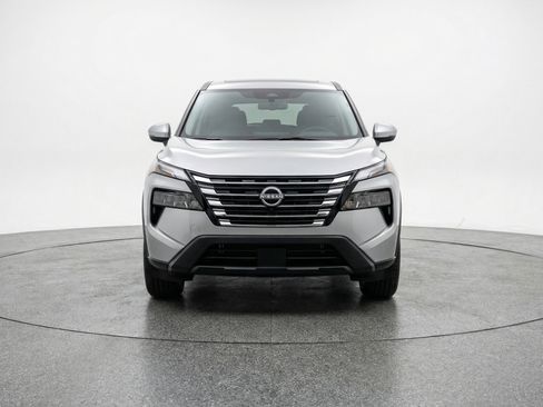 Used 2025 Nissan Rogue SV image 2