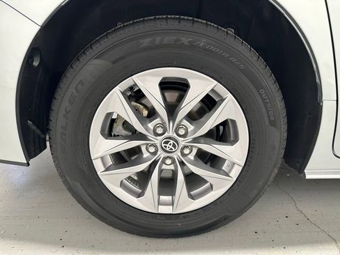 Used 2025 Toyota Sienna LE FWD image 67