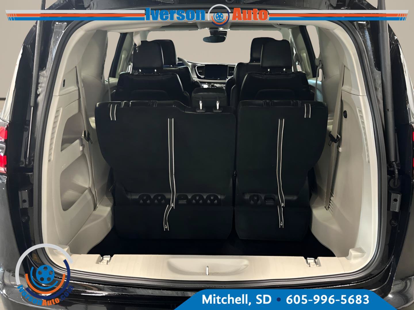 Used 2024 Chrysler Pacifica Touring-L AWD/4WD image 30