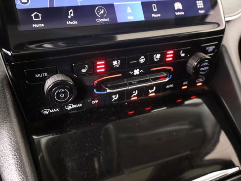 Used 2023 Jeep Grand Cherokee L Limited w/ Luxury Tech Group II image 8