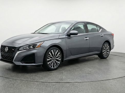 Used 2025 Nissan Altima 2.5 SV image 3