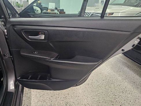 Used 2016 Toyota Camry SE w/ Moonroof Package FWD image 26