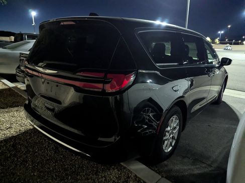 Used 2023 Chrysler Pacifica Touring-L FWD image 4