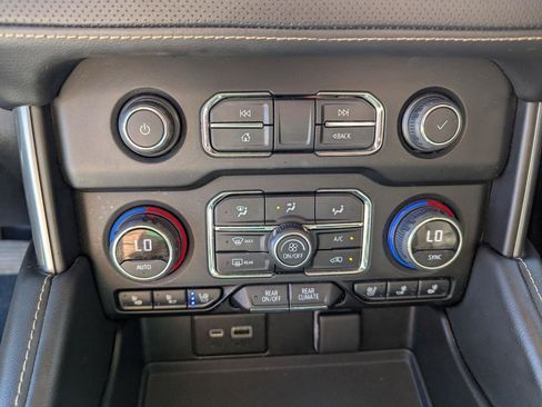 Used 2022 Chevrolet Suburban Premier AWD/4WD image 22