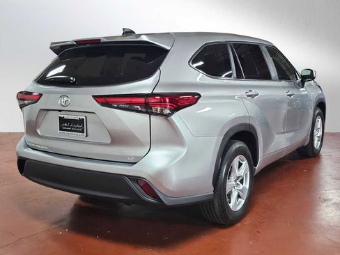 Used 2023 Toyota Highlander LE image 7