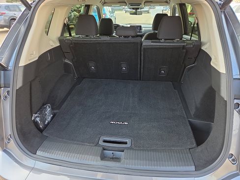 Used 2024 Nissan Rogue SV image 9