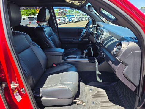 Used 2018 Toyota Tacoma TRD Off-Road w/ TRD Premium Off Road Package AWD/4WD image 25