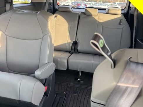 Used 2025 Toyota Sienna XLE image 11