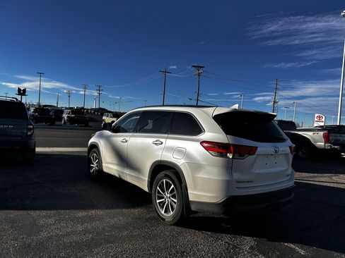 Used 2018 Toyota Highlander SE image 3
