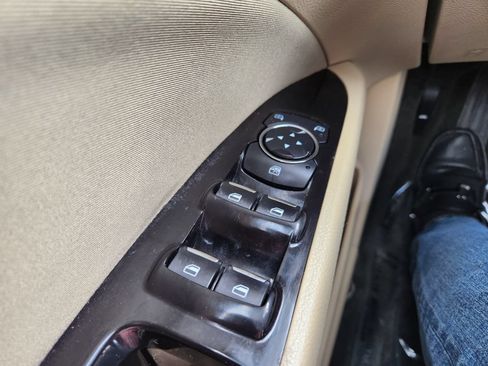 Used 2015 Ford Fusion SE FWD image 18