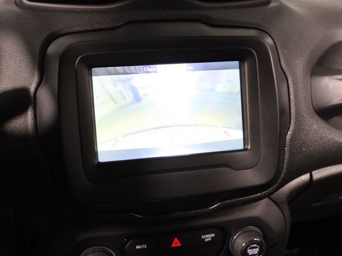 Used 2019 Jeep Renegade Latitude w/ Popular Equipment Group FWD image 15