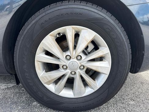 Used 2017 Kia Sedona LX image 39