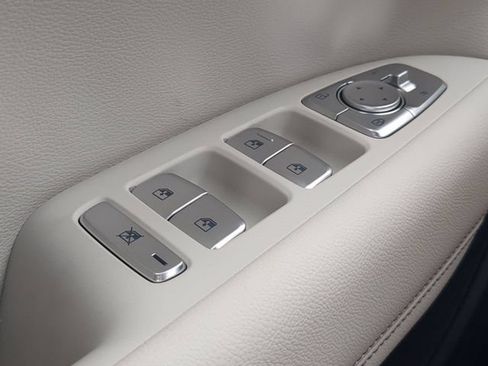 Certified 2025 Genesis G70 2.5T RWD image 17