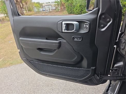 Used 2023 Jeep Gladiator Sport image 17