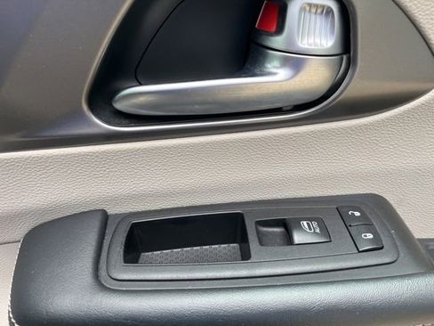 Used 2023 Chrysler Pacifica Touring-L FWD image 21