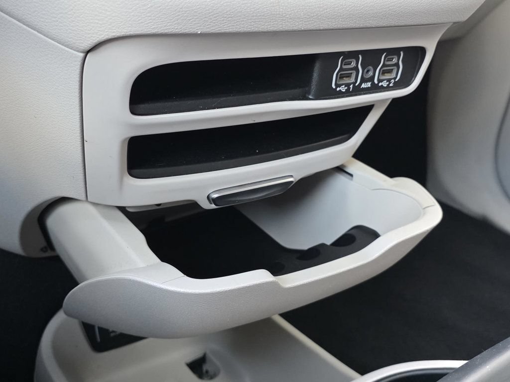 Used 2024 Chrysler Pacifica Touring-L FWD image 23
