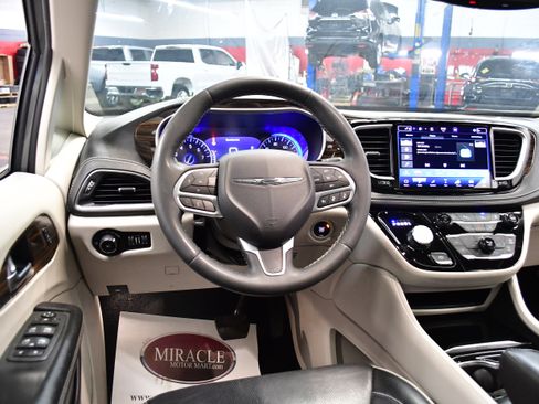 Used 2023 Chrysler Pacifica Limited FWD image 9