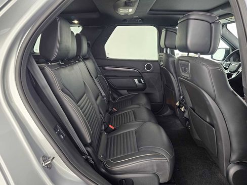 Used 2024 Land Rover Discovery Metropolitan Edition image 12