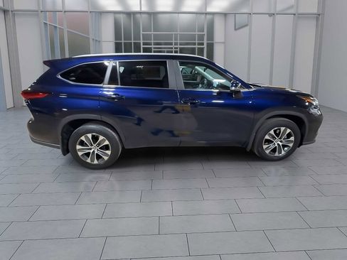 Used 2023 Toyota Highlander XLE image 2