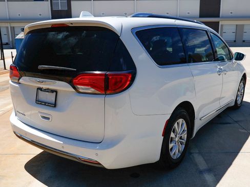 Used 2019 Chrysler Pacifica Touring-L FWD image 10
