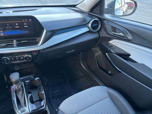 Used 2025 Chevrolet Trax LT image 31