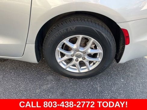 Used 2023 Chrysler Pacifica Touring-L FWD image 32